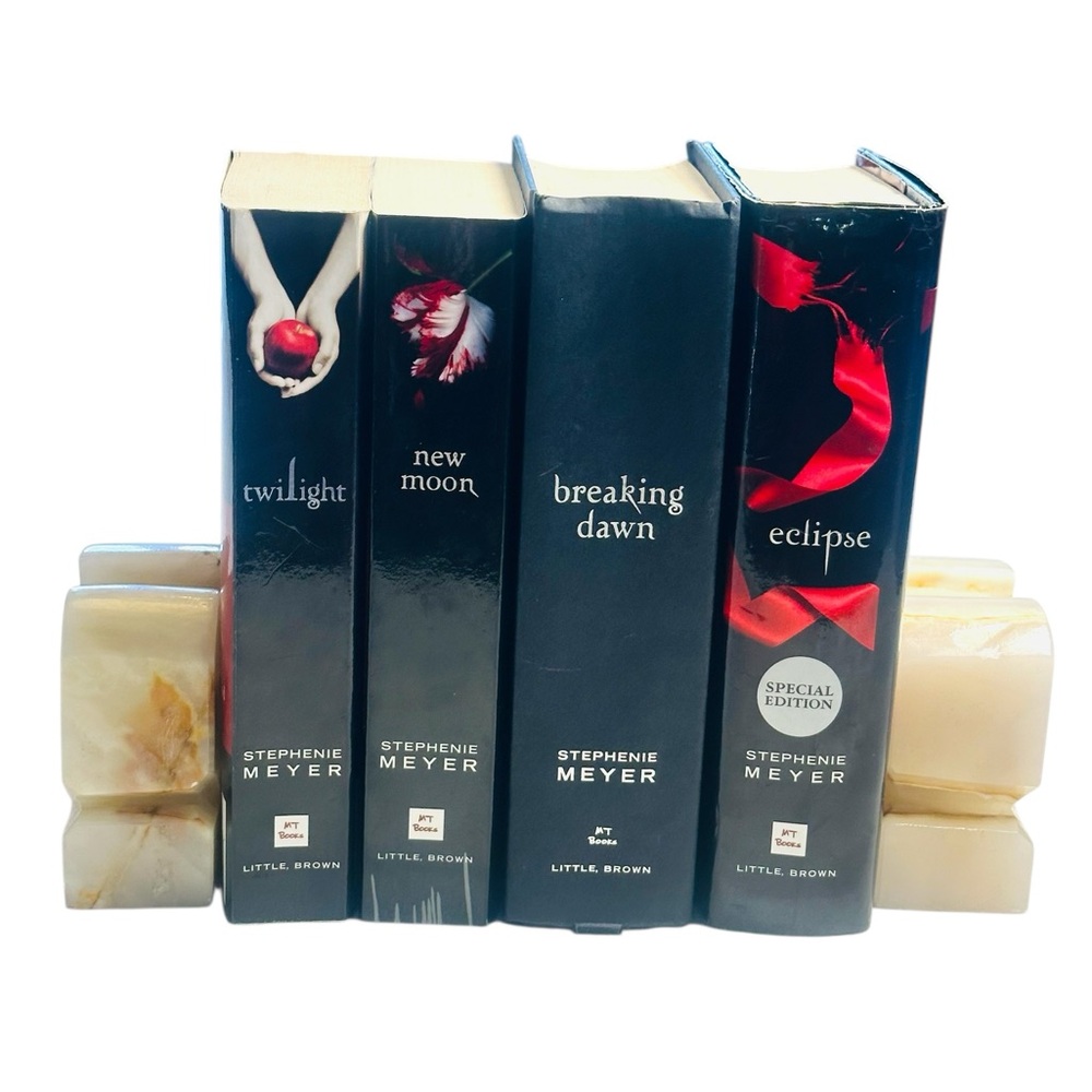Set of 4 Stephenie Meyer's Twilight Saga Twilight/New Moon/Breaking Dawn/Eclipse
